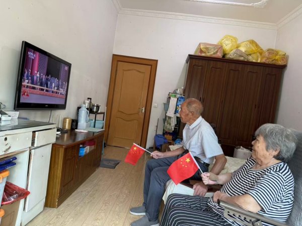 配资盘 硝烟散尽，山河无恙！88岁老人观看阅兵：“国家强大了，再也不怕外敌侵略”