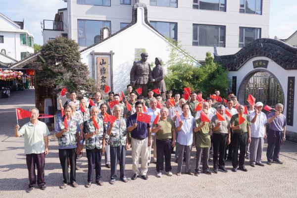 赤盈配资 老街党课、版画展览、集体观礼……英雄山塘这样传承红色基因